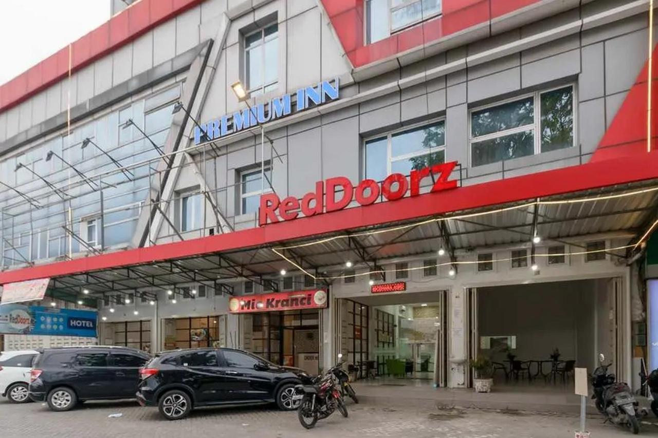 Reddoorz Plus @ Cemara Asri Medan Exteriör bild